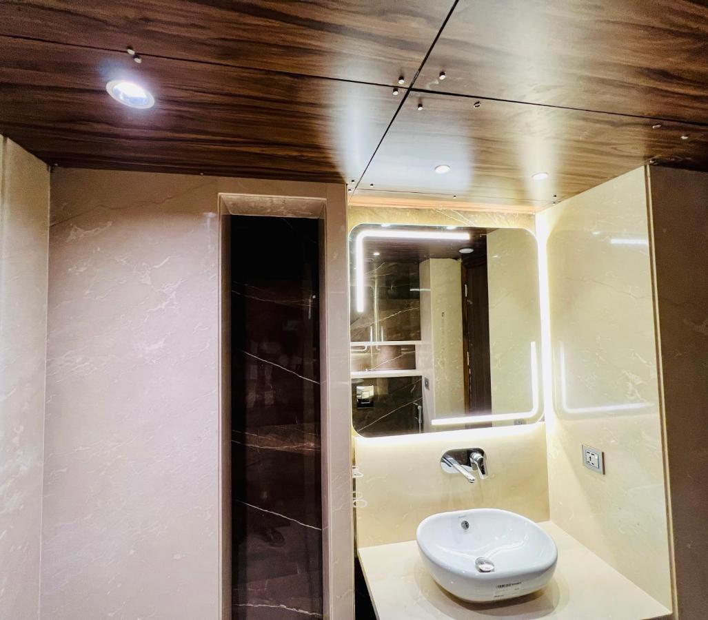 Superior Room with Local Delhi Sightseeing Package (3-4 location included with private sedan car),1168685737:JPEG